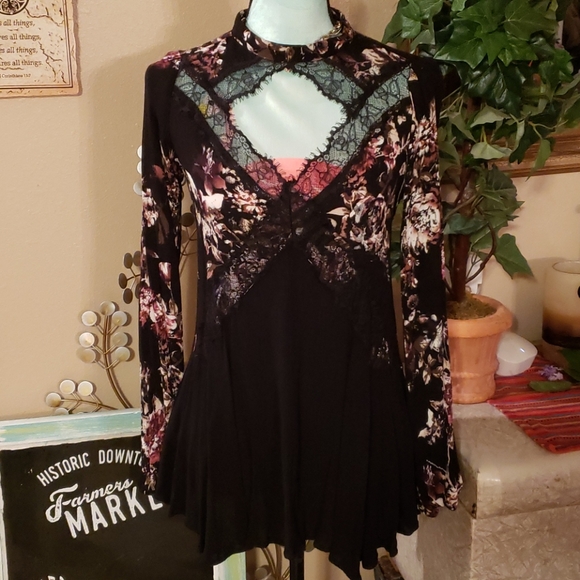 Daytrip Tops - Daytrip Black Blouse with Lace Accents Size Small